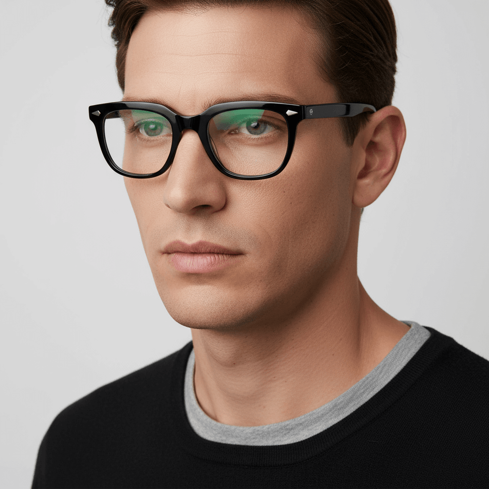 vista lateral de una mujer de cara ovalada y pelo liso de color castaño sonriendo usando anteojos marcos opticos biodegradable de la marca Bonoboss en acetato sustentable reciclado de forma rectangular cuadrada y de #color_verde