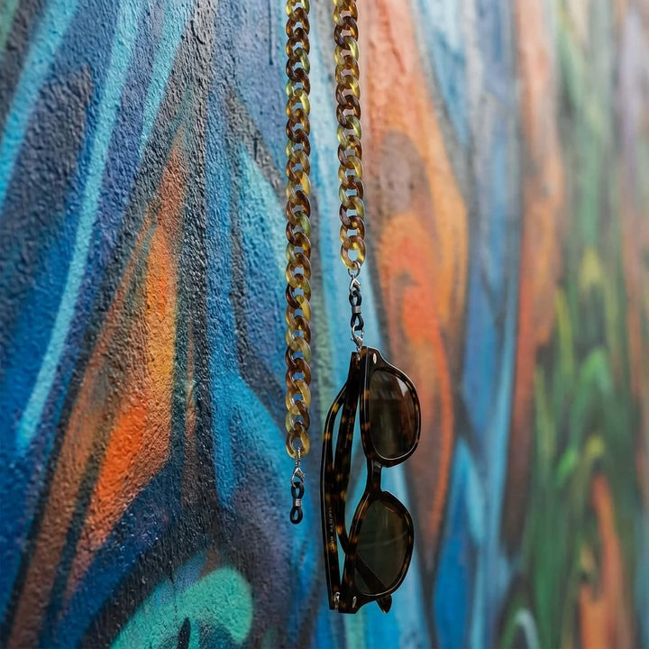 Cadena de acetato reciclado para lentes fondo urbano artístico galería Bonoboss