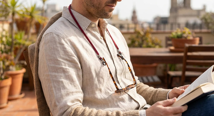 Correa para lentes reciclada leyendo en terraza exterior Bonoboss