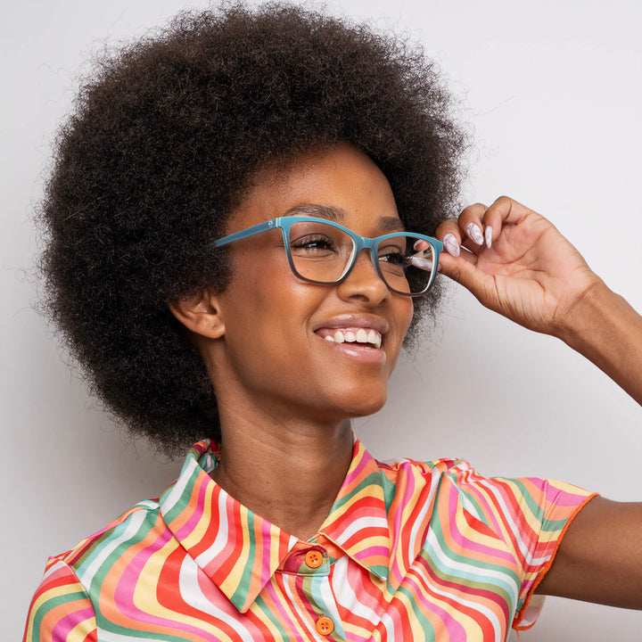 marcos opticos agatados de color calipso en mujer afroamericana #color_verde