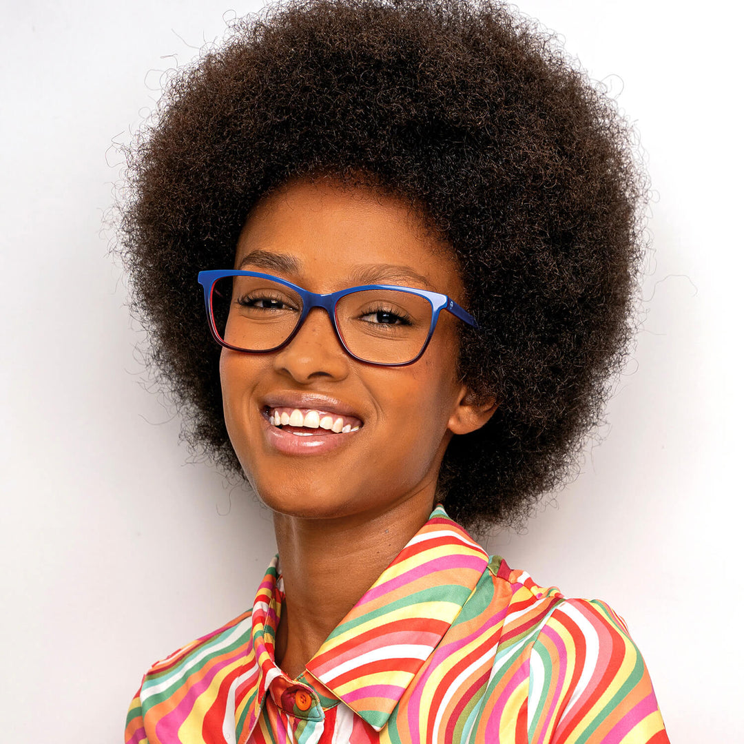 marcos opticos armazones de color azul agatados en mujer modelo afroamericana sonriendo #color_azul