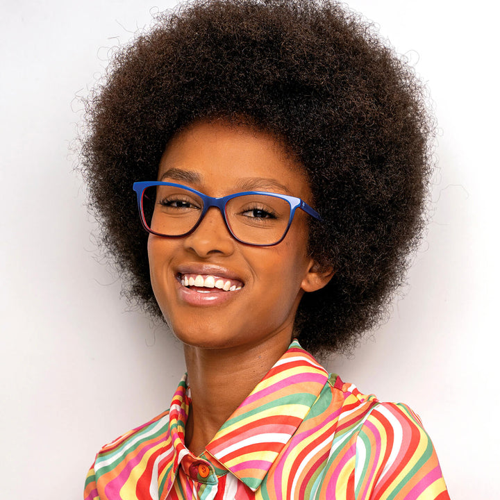marcos opticos armazones de color azul agatados en mujer modelo afroamericana sonriendo #color_azul
