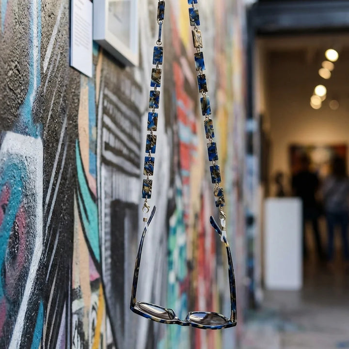 Cadena de acetato reciclado para lentes azul fondo urbano artístico galería Bonoboss #color_azul