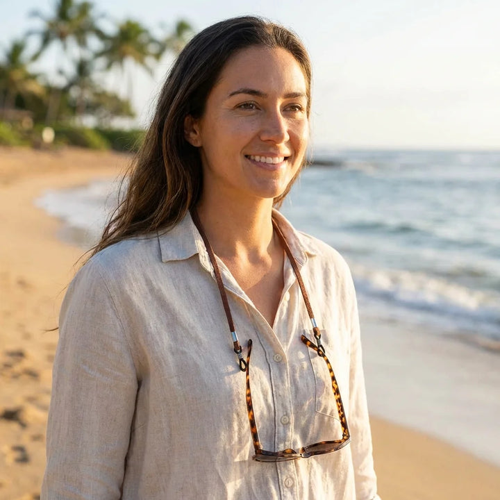 Correa para lentes reciclada brown en playa lentes colgando cuello Bonoboss #color_brown