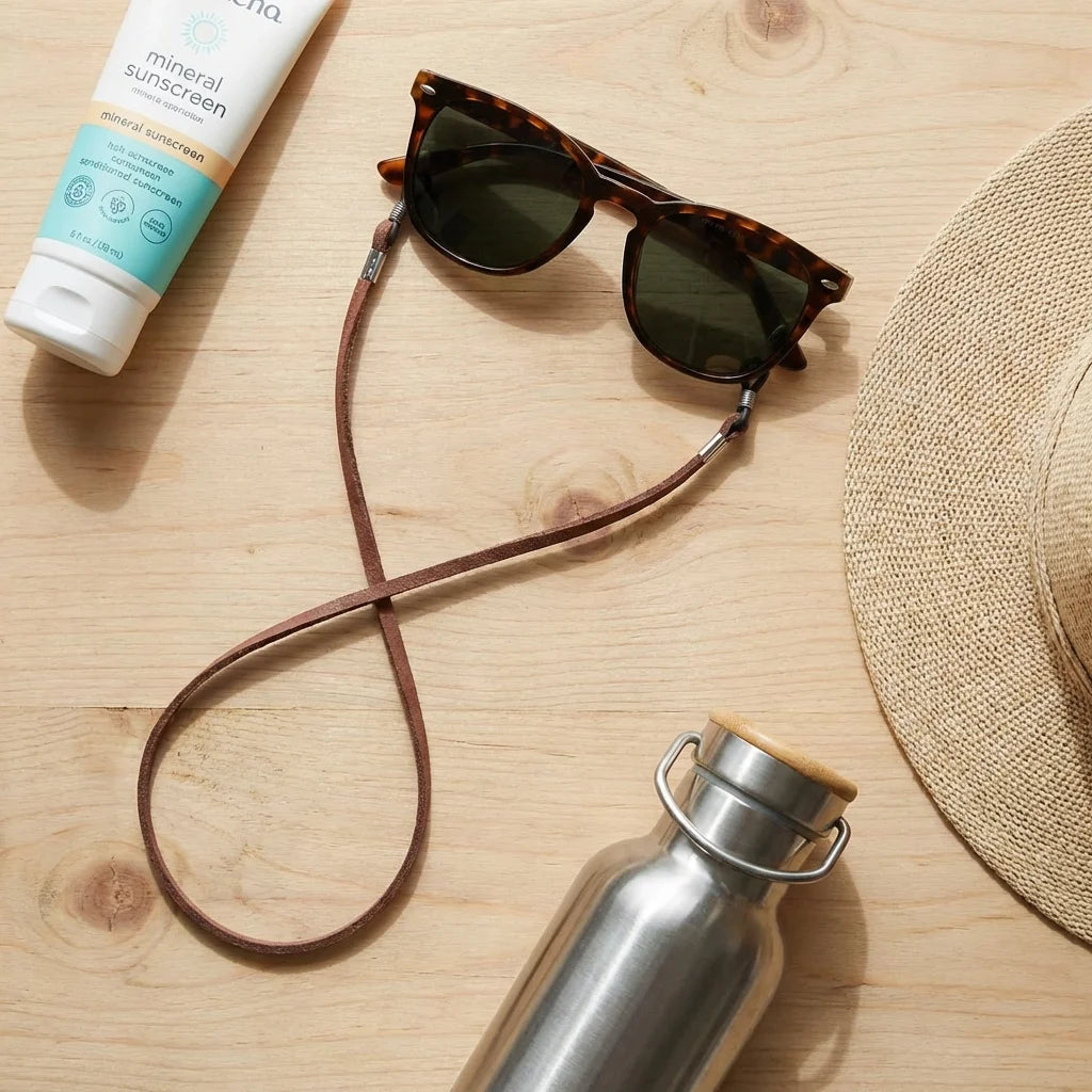 Correa para lentes reciclada brown flat lay esenciales de verano Bonoboss #color_brown