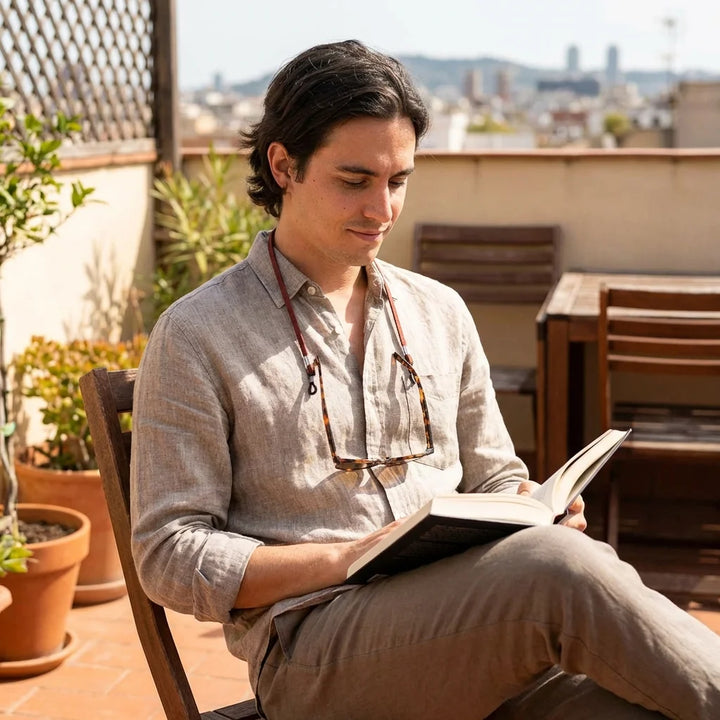 Correa para lentes reciclada brown leyendo en terraza exterior Bonoboss #color_brown