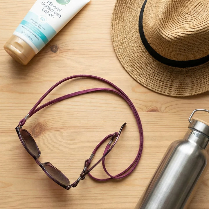 Correa para lentes reciclada burdeo flat lay esenciales de verano Bonoboss #color_burdeo