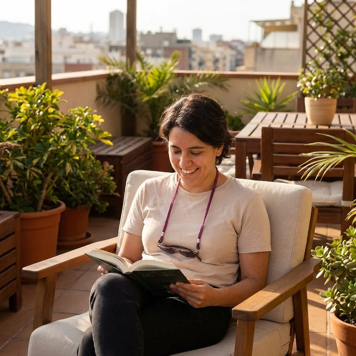 Correa para lentes reciclada burdeo leyendo en terraza exterior Bonoboss #color_burdeo