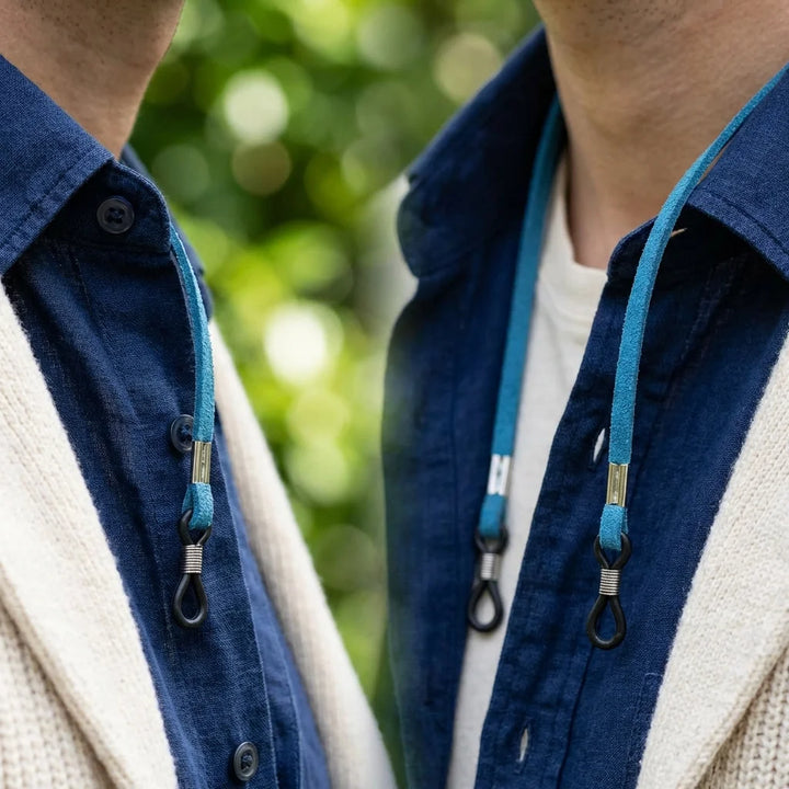 Correa para lentes reciclada calipso close-up en cuello outfit casual Bonoboss #color_calipso