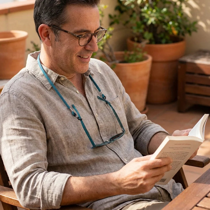 Correa para lentes reciclada calipso leyendo en terraza exterior Bonoboss #color_calipso