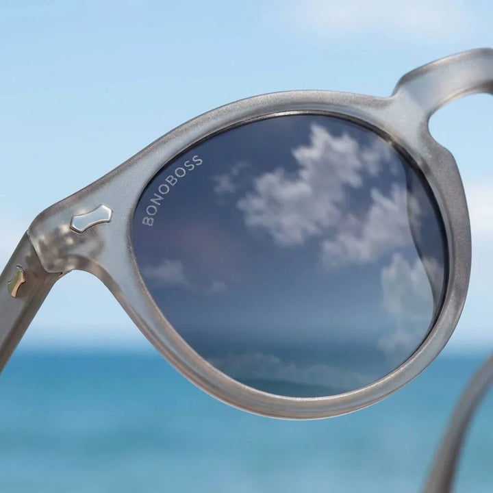 Lentes sol Temuco polarizados RPET reciclado del oceano gris detalle lente coating espejado precision Bonoboss #editorial_detail1 #color_gris
