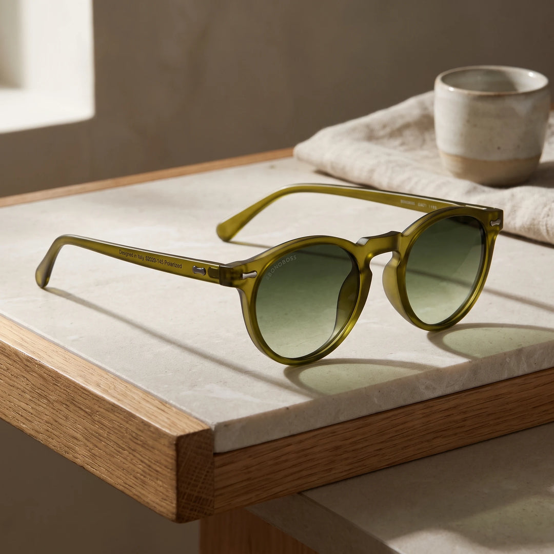 Lentes de sol Bonoboss Temuco RPET Olive Light sobre piedra y roble con luz de ventana #editorial_sustentabilidad #color_olive-light