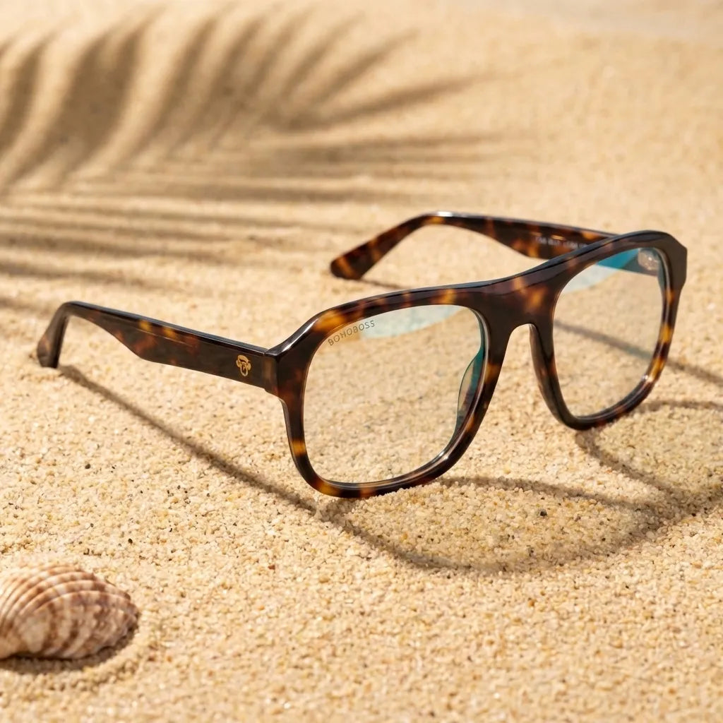 Lentes opticos Tom Carey sobre arena dorada superficie natural antirreflex receta optica bio-acetato Bonoboss #editorial_arena-dorada #color_carey