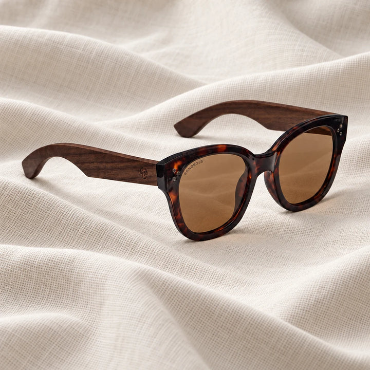 Lentes de sol Bonoboss Tren Tren Carey en contexto de estilo de vida #color_carey