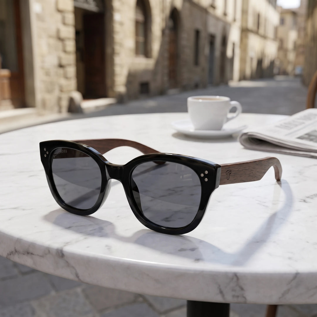 Lentes de sol Bonoboss Tren Tren Negro sobre mesa de mármol en terraza de café #editorial_grid1 #color_negro