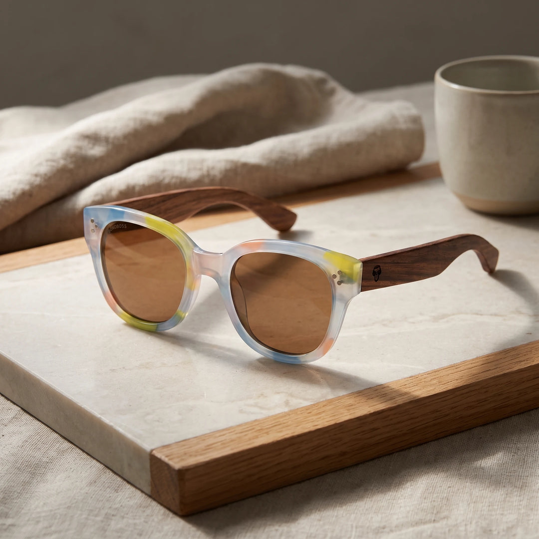 Lentes de sol Bonoboss Tren Tren Yellow sobre piedra y roble con luz de ventana #editorial_sustentabilidad #color_yellow