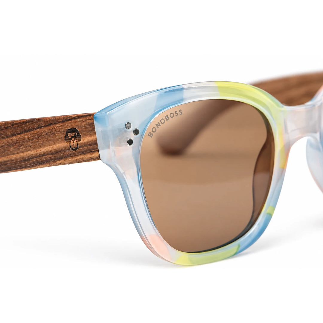 Lentes de sol Bonoboss Tren Tren Yellow detalle del logo en la varilla de madera #editorial_detalle #color_yellow
