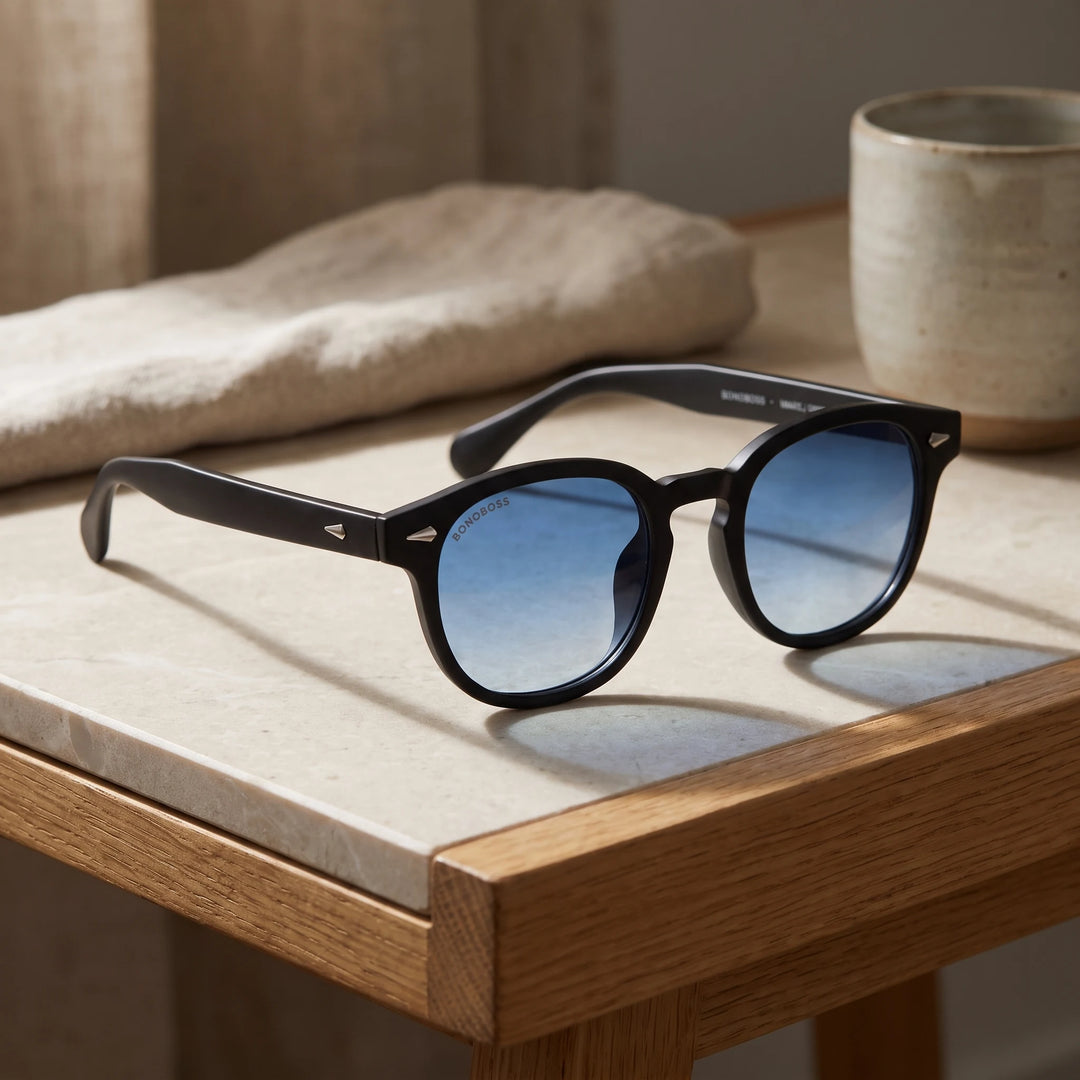 Lentes de sol Bonoboss Waimea RPET Gradiente Azul sobre piedra y roble con luz de ventana #editorial_sustentabilidad #color_gradiente-azul