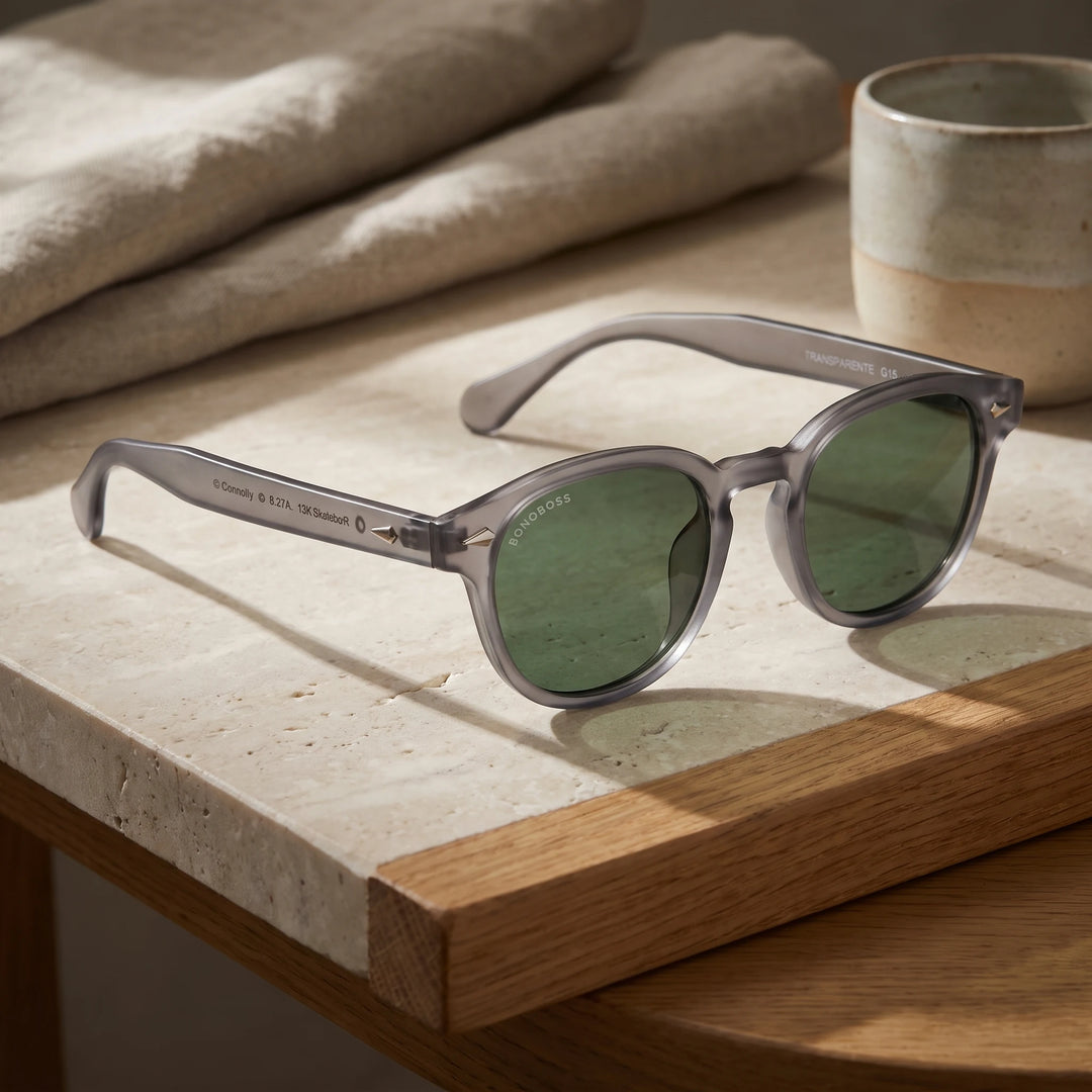 Lentes de sol Bonoboss Waimea RPET Transparente G15 sobre piedra y roble con luz de ventana #editorial_sustentabilidad #color_transparente-g15