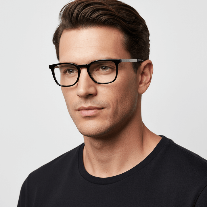 la vista lateral de un modelo hombre de ojos cafe usando unos armazones marcos opticos Bonoboss con receta en acetato sustentable reciclado de #color_negro