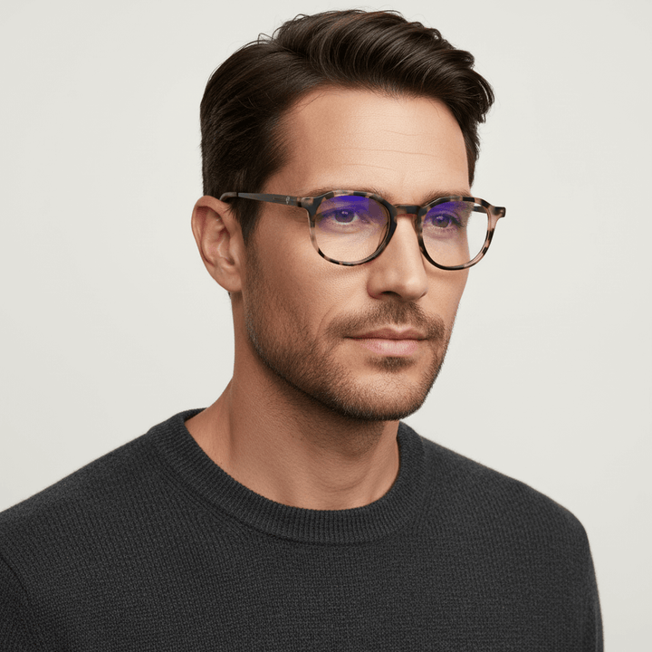 vista lateral de una hombre de cara ovalada usando anteojos armazones opticos Bonoboss en acetato reciclado biodegradable sustentable con receta optica de #color_marble
