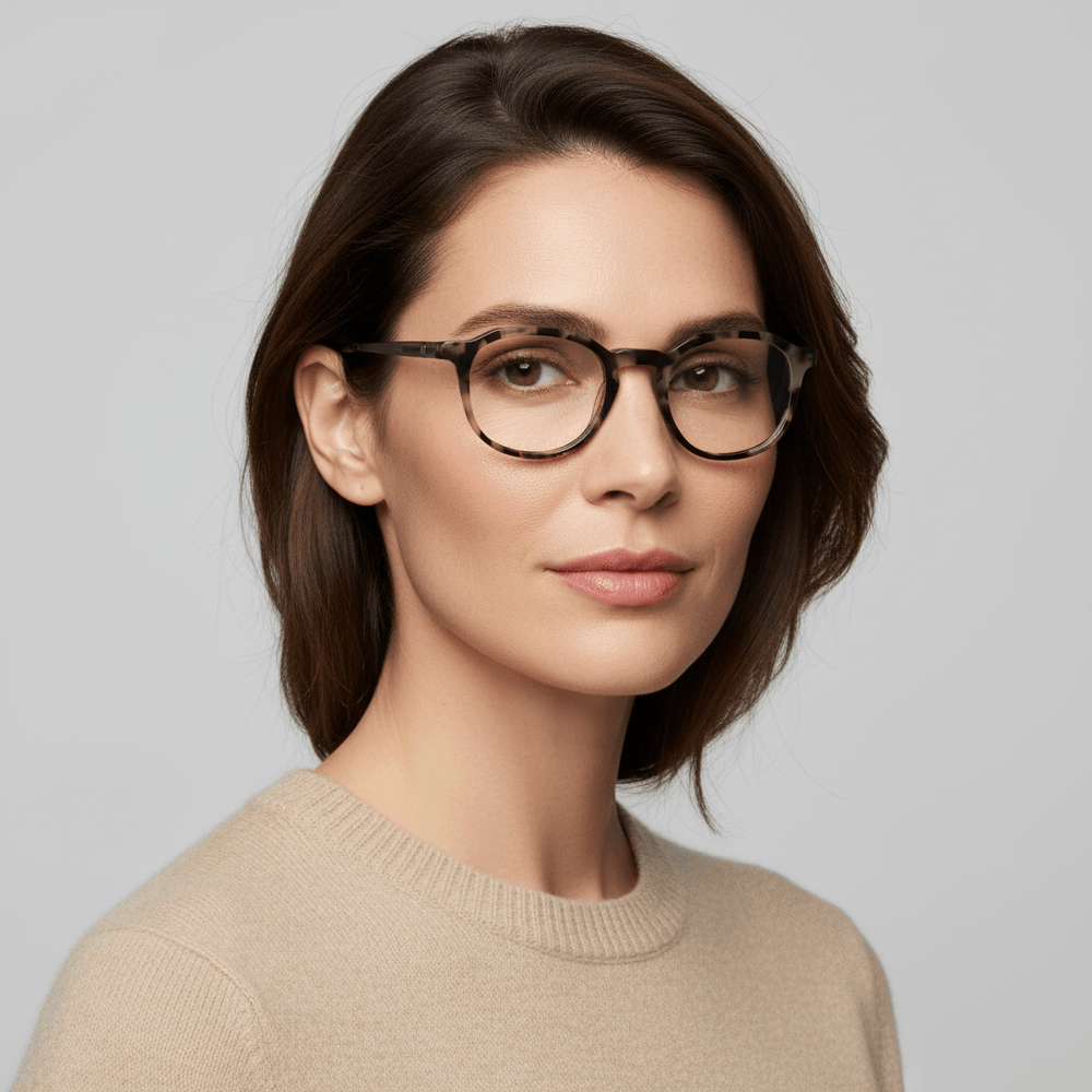 vista lateral de una mujer de cara ovalada y pelo liso suelto usando anteojos armazones opticos Bonoboss en acetato reciclado biodegradable sustentable con receta optica de #color_marble