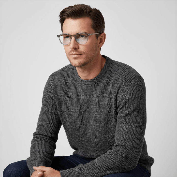 la vista lateral de un hombre de cara ovalada usando armazones opticos geometricos octagonales de acetato sustentable reciclado marca Bonoboss de #color_transparente