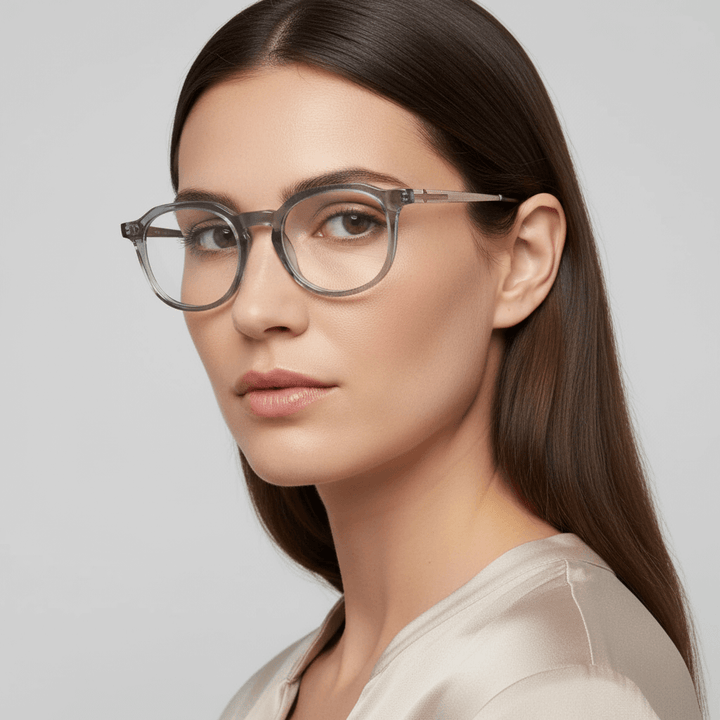 una mujer de cara redonda usando armazones opticos geometricos octagonales de acetato sustentable reciclado marca Bonoboss de #color_transparente