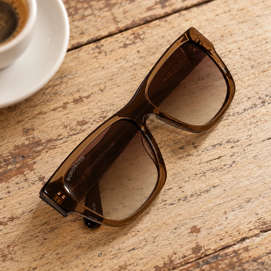 Lentes de sol polarizados Zorros Café Transparente lente Café Degradado bodegón vista cenital sobre madera con café Bonoboss #editorial_grid2 #color_brown