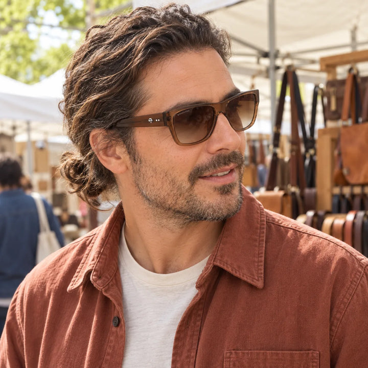 Lentes de sol polarizados Zorros Café Transparente lente Café Degradado modelo hombre en café al aire libre Bonoboss #color_brown