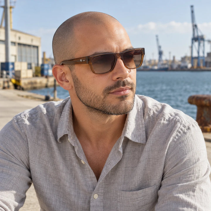 Lentes de sol polarizados Zorros Café Transparente lente Café Degradado modelo hombre frente al puerto Bonoboss #color_brown
