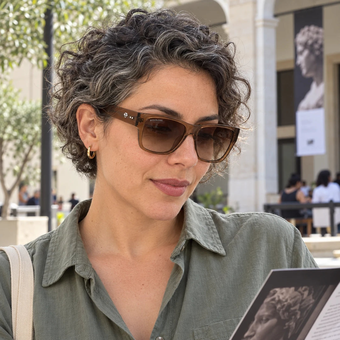 Lentes de sol polarizados Zorros Café Transparente lente Café Degradado modelo mujer con notebook en terraza Bonoboss #color_brown