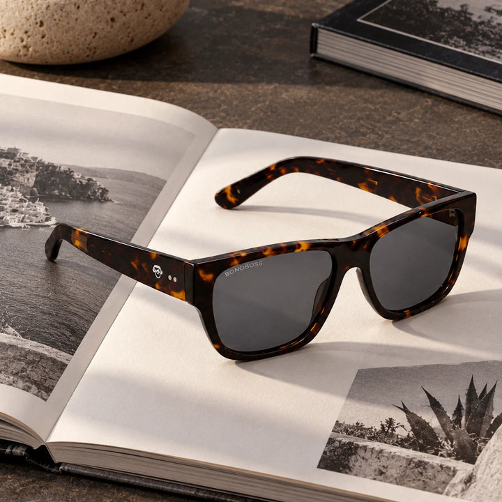 Lentes de sol polarizados Zorros Carey lente Gris bodegón sobre libro abierto Bonoboss #editorial_grid1 #color_carey