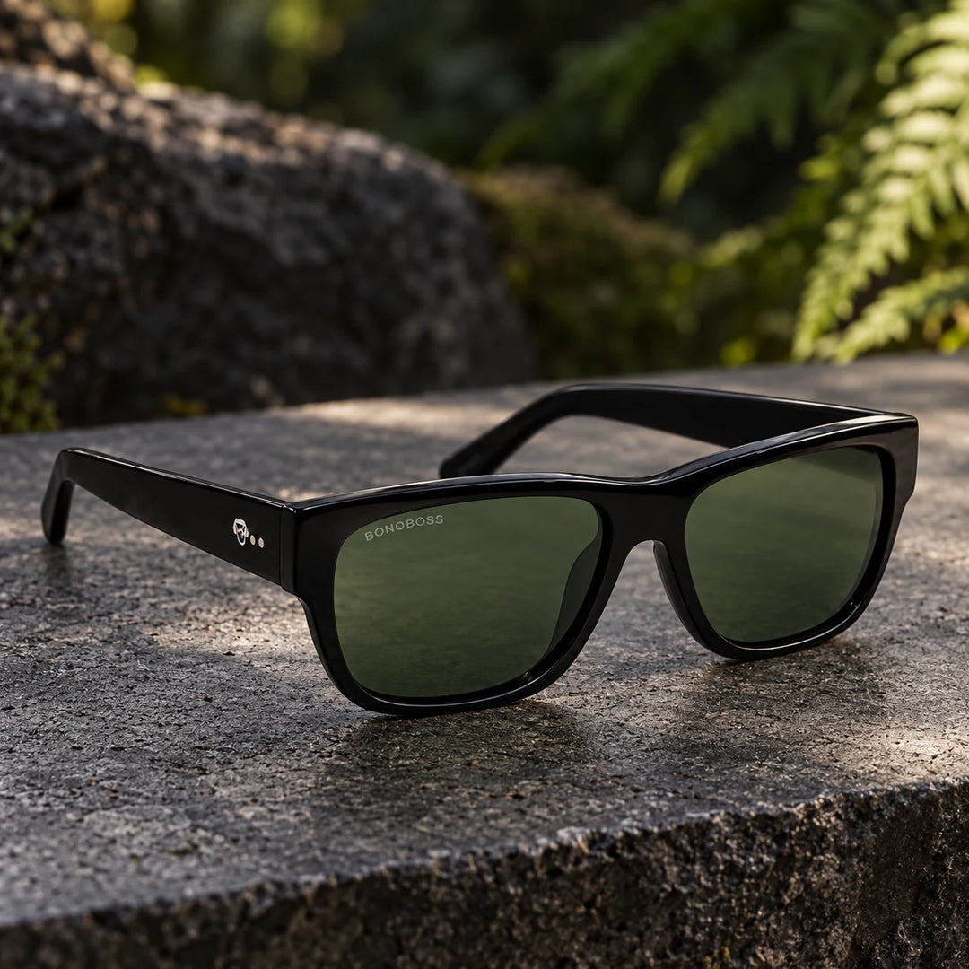 Lentes de sol polarizados Zorros Negro lente Verde bodegón sobre piedra con helechos Bonoboss #editorial_polarizado #color_negro