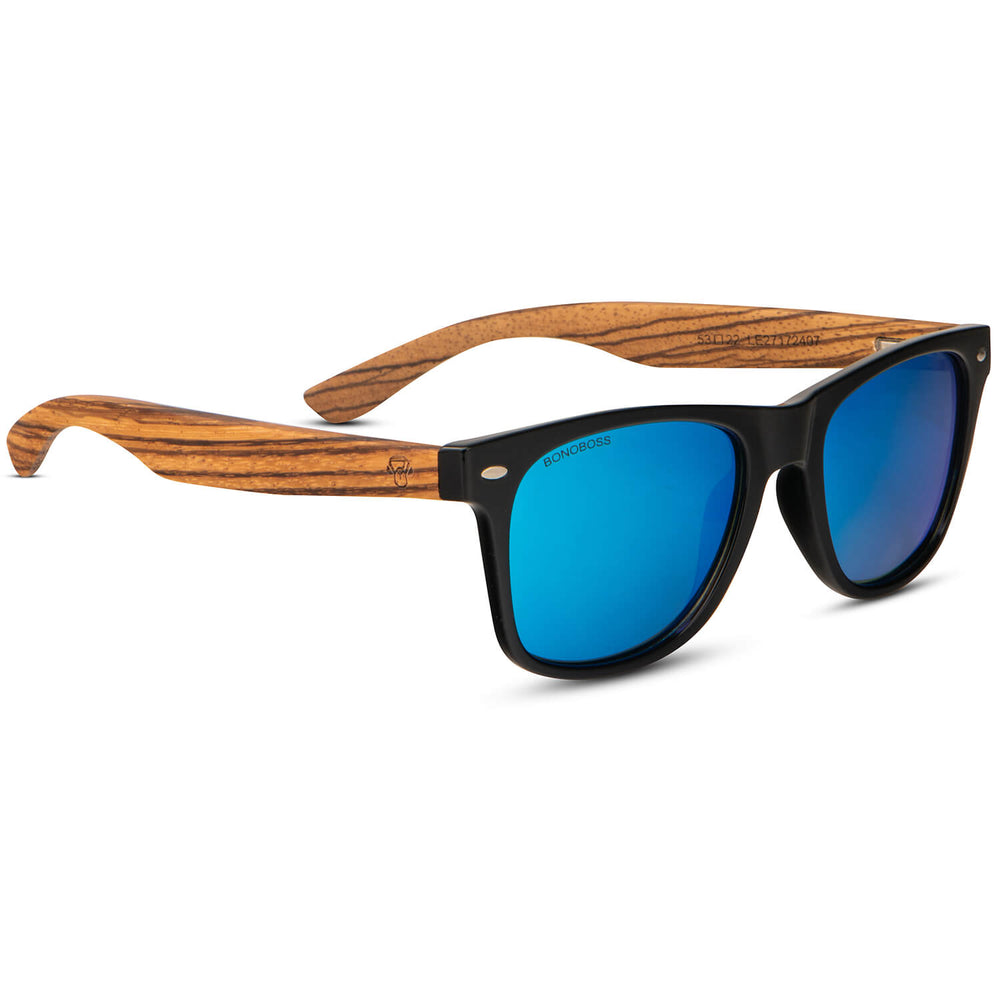 anteojos o gafas polarizadas de color negro con patas o varillas de madera natural reciclada sustentable. Vista angulada madera de zebrano y anteojo o marco de color negro polarizado para hombre y mujer con diseño natural  #color-marco_negro