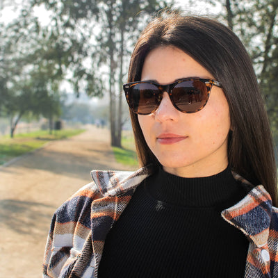mujer de cara redonda usando lentes agatados de sol polarizados