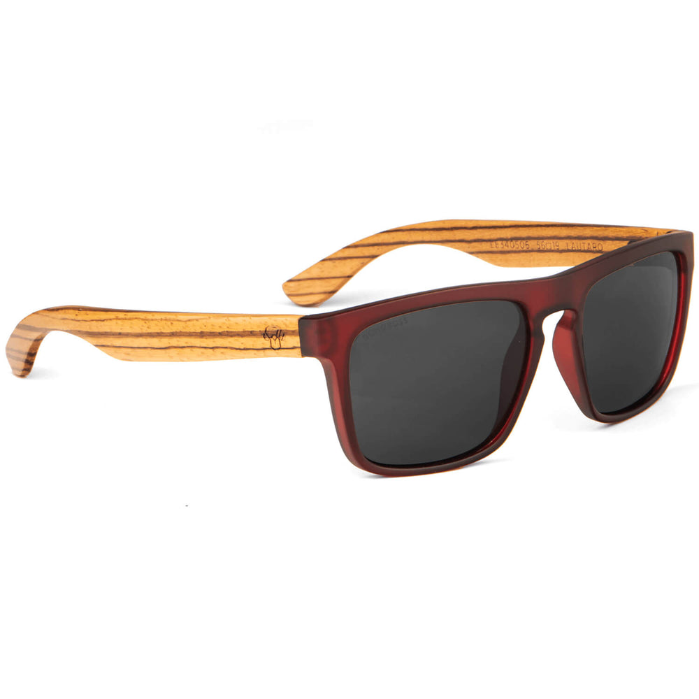 lentes de sol polarizados para hombre y mujer rectangulares de color rojo con patas de madera natural sustentable. Marco de plastico reciclado con lentes polarizadas #color-marco_wine