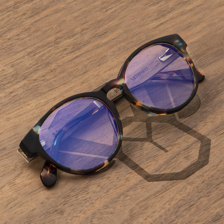 armazones opticos redondos carey para hombre y mujer que necesitan usar lentes con receta oftalmológica para miopía astigmatismo o presbicia. Lentes de lectura gratis con filtro azul. #color_carey