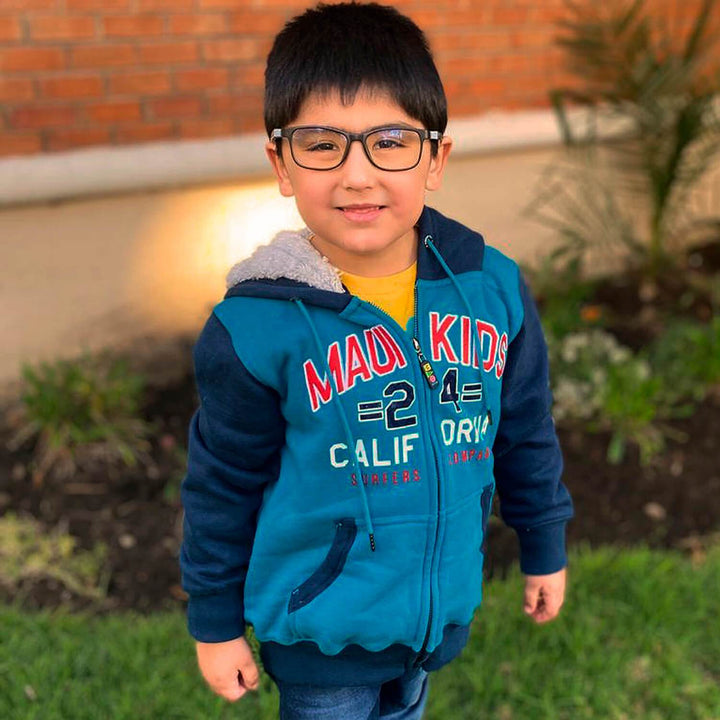 niño de cara redonda y pelo negro usando anteojos o marcos opticos de forma rectangular y color negro  #color_gris